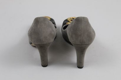 null GUCCI 



Pair of charcoal grey suede pumps decorated with a buckle featuring...
