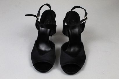 null HERMES



Pair of high-heeled sandals, covered in black satin, leather soles,...