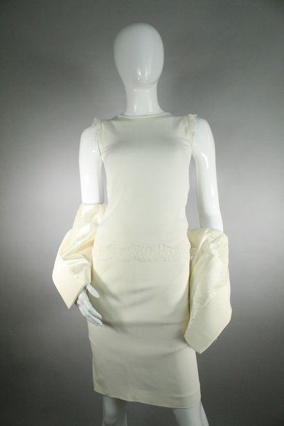 null VALENTINO



Cream outfit consisting of a straight jacket with geometric yokes...