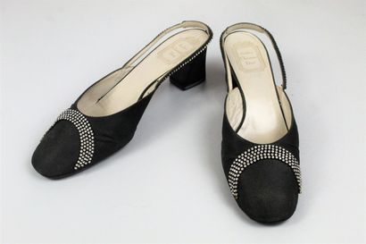 null CHRISTIAN DIOR SHOES (circa 1963)



Pair of pumps covered in black taffeta...