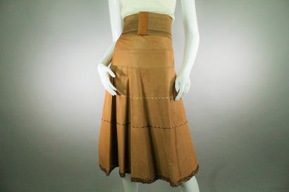null DONNA KARAN



Circle skirt in beige Italian calf leather with cream and gold...