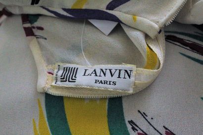 null LANVIN (circa late 1970)



White polyster dress with multicolored horses, emblem...