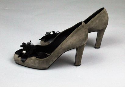 null GIORGIO ARMANI 



Pair of taupe suede high-heeled pumps with black fabric flower...