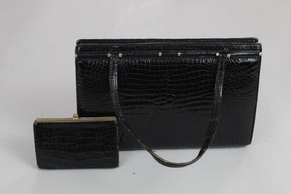 null LANCEL (circa 1955)



Sac porté main en cuir façon reptile noir, fermoir porte...