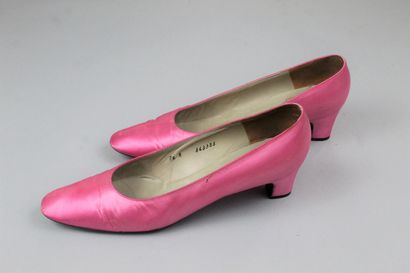 null CHRISTIAN DIOR SHOES (circa 1960)



Pair of pink silk satin pumps with small...
