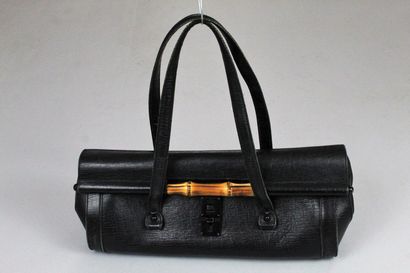 null GUCCI



Sac porté main ou épaule modèle "Bamboo triangle so black" en cuir...