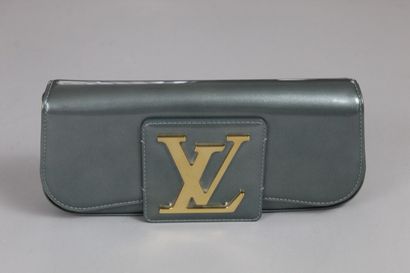 null LOUIS VUITTON 



Patent leather clutch bag in ice blue decorated with an imposing...