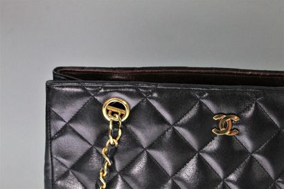 null CHANEL



Quilted shoulder bag in black leather, with the iconic chain handle...