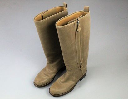 null HERMES



Riding boots in light suede, leather soles (skates). 



Size : S...