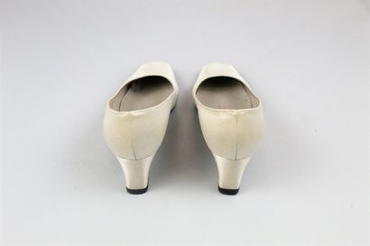 null CHRISTIAN DIOR SHOES (Circa 1960)



Pair of cream silk covered pumps with small...