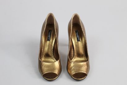 null DOLCE & GABBANA 



Pair of gold pumps with python effect open toe. 



Size...
