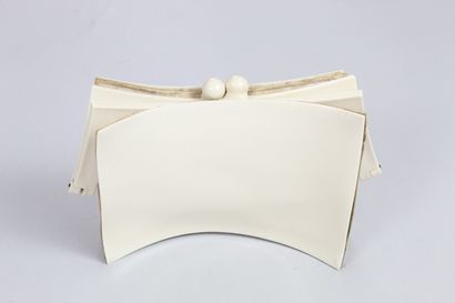 null CHANEL (circa 1950)



Ivory bag, two internal pockets. 

Purse clasp. 

Signed,...