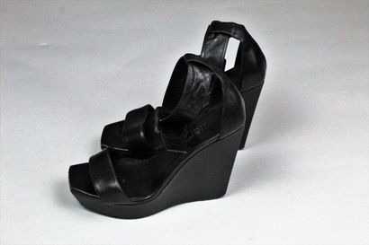 null SAINT LAURENT PARIS 



Paire de sandales compensées en cuir noir, forme géométrique,...