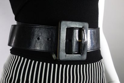 null YVES SAINT LAURENT

Dress belt in black glazed leather and gold metal. 

Buckle...