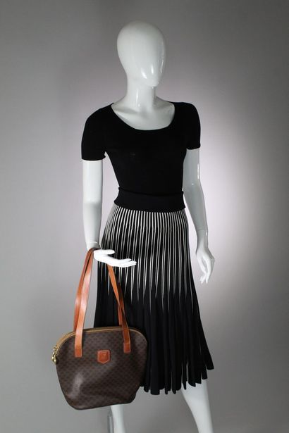  CELINE 
 
Shoulder or hand bag in leather and macadam canvas, two large zipped pockets....