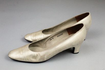 null CHRISTIAN DIOR SHOES (circa 1960)



Ivory silk satin covered pumps with small...