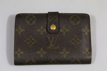 LOUIS VUITTON

Wallet-purse in natural leather...