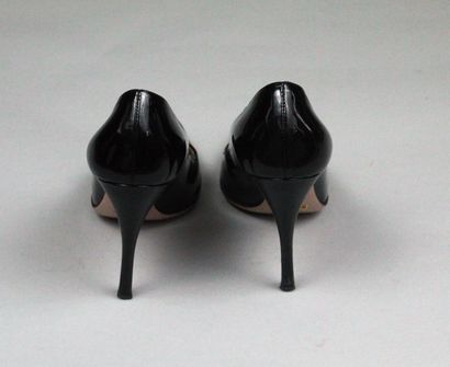 null PRADA 



Pair of black patent leather pumps with round toes. 

Wear on one...