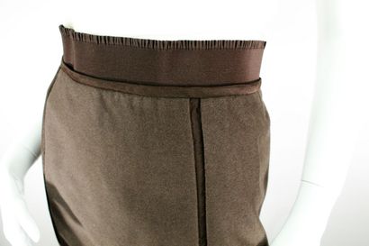 null GIANFRANCO FERRÉ



Brown straight skirt with elastic waistband and detail of...
