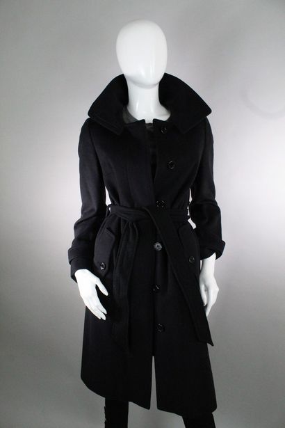 null BURBERRY



Long black wool and cashmere coat with central buttoning, bow waist,...