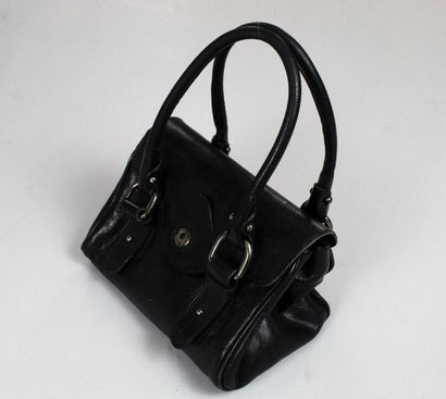 null STUART WEITZMAN

Black leather handbag with flap closure. 

Two internal pockets....