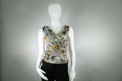 null DOLCE & GABBANA



Sleeveless grey silk blend top with stylized daisy motifs,...