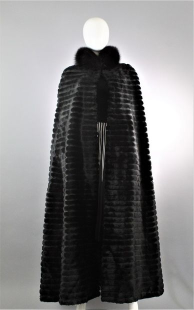 null 
CHRISTIAN DIOR (Circa late 1970)



Long cape in shaved mink with parallel...