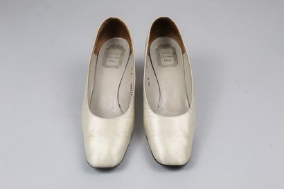 null CHRISTIAN DIOR SHOES (Circa 1960)



Pair of cream silk covered pumps with small...