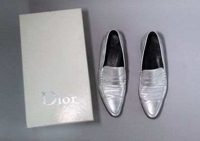 null DIOR (by Hedi Slimane) 



Rare pair of silver pointy moccasins in calf leather....