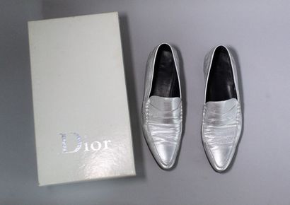 null DIOR (par Hedi Slimane) 



Rare paire de mocassins pointus argentés en cuir...