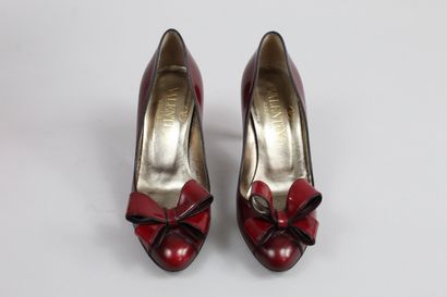 null VALENTINO



Pair of deep red glacé leather pumps with open toes. 

Iconic bow...