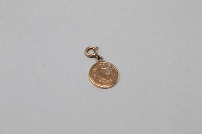 null HERMES Paris

Circular pendant in gilt metal, inscribed "HERMES PARIS", and...