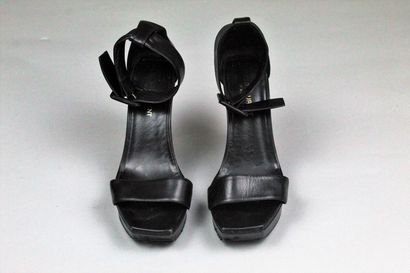 null SAINT LAURENT PARIS 



Paire de sandales compensées en cuir noir, forme géométrique,...