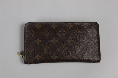 null LOUIS VUITTON 



Zippy wallet in monogrammed canvas. 



Slight wear, accidents...