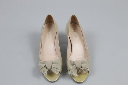 null PRADA 



Pair of beige patent leather open-toed pumps decorated with a fabric...