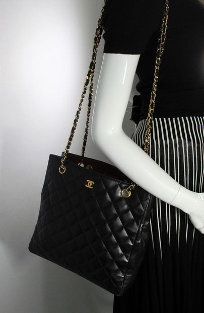 null CHANEL



Quilted shoulder bag in black leather, with the iconic chain handle...