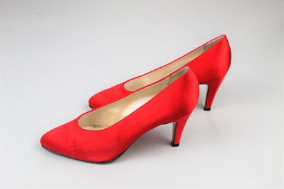 null PAOLA DE BOCCARD



 Pair of evening pumps covered with red silk. 



Heel height...