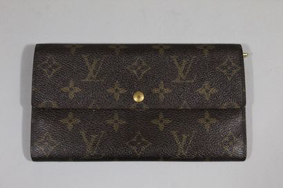 null LOUIS VUITTON

Sarah" model wallet in monogrammed canvas. 

Three pockets, one...