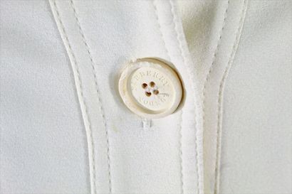 null BURBERRY



Short white jacket with long sleeves, central buttoning. Two piped...