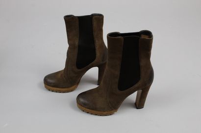 null PRADA



Pair of brown suede heeled boots with notched soles, partially elasticized....