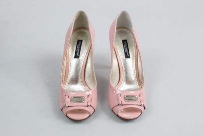 null DOLCE & GABBANA 



Pair of pink glazed leather open-toe pumps with a signed...