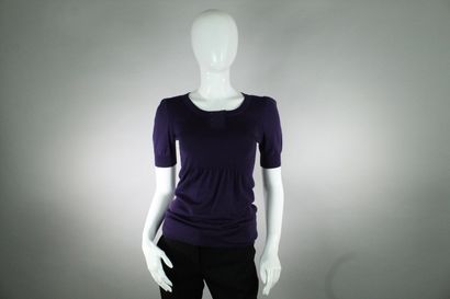 null GUCCI (by Frida Giannini)



Purple short-sleeved mesh top with a flared waist...
