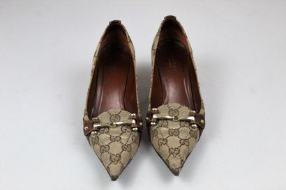 null GUCCI 



Pair of small-heeled pumps in tan leather and beige Guccissima canvas...