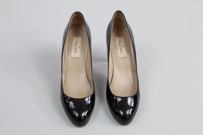 null VALENTINO



Pair of black glazed leather pumps. 

Worn. 



Size : 36



Heel...