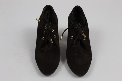 null CAR SHOES



Pair of brown suede richelieux with gold details. 



Size : 36...