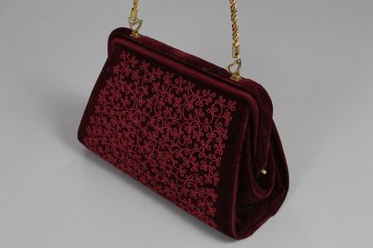 null ANONYMOUS 



Bag in burgundy velvet carried on the shoulder, purse size, snap...
