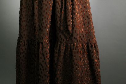 null LANVIN (circa 1970)



Robe du soir marron mouchetée en soie, ceinture assortie....