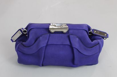 null CELINE 



Rare sac porté main ou épaule en cuir grainé bleu-violet mat. 

Fermoir...