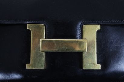 null 
HERMES (1972)

Sac « Constance » 23cm en box noir, fermoir « H » plaqué or...