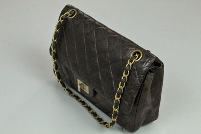 null CHANEL (circa 1965)



2.55" bag in brown quilted calf leather, rectangular...